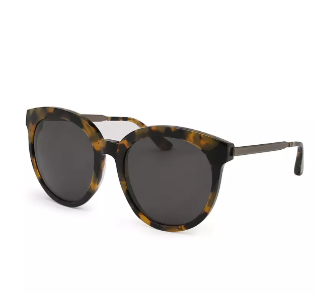 "Fashionable sunglasses featuring trendy oversized frames and sleek designs, perfect for any stylish look."